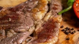Секрет сочного мяса: как чесночный маринад сделает ваш ужин незабываемым — даже холодным