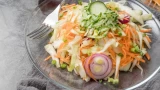Капустный салат с изюминкой: жареный лук — ваш секрет вкусного и сытного ужина