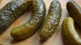 Всего одна ночь и маринованные огурцы готовы: получаются хрустящими, упругими — есть одно удовольствие
