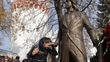 Семья Дмитрия Хворостовского после его смерти: вдова счастлива с другим, родители продали квартиру, чтобы поставить памятник на могиле — спустя 6 лет