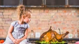 Вкуснейшая курица без майонеза и сыра: запекаем по-народному способу — понадобиться только 1 ингредиент