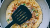 Такой завтрак не успевает остыть: ленивый блин-гигант — вкуснятина из молока за 15 минут