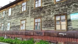 Назад в будущее: Мурманчане поставили пластиковые окна в аварийном доме, который «снесли» в 2024 году