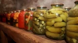 Крышка на банке не повредится: 5 способов открутить — сможете использовать повторно