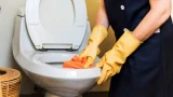 Зря льёте деньги в унитаз: 1 бутылка и 3 дырки — чище, чем после дорогой химии