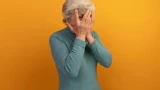 Хоронят себя заживо: женщины после 60 без конца повторяют эти 4 фразы — отпугивают счастье