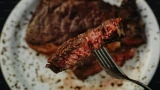 Мясо станет сочным и мягким: жевать не надо — приготовьте особый маринад