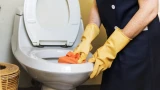 Унитаз будет сиять чистотой, будто им никогда не пользуются: очистить до блеска можно простыми средствами — стоят копейки