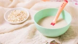 Теплая ностальгия в тарелке: секреты манной каши из детства — вкусно, просто и без комков