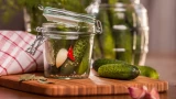 Малосольные огурцы готовлю только с ржаным хлебом: так намного вкуснее — на что влияет неожиданный ингредиент