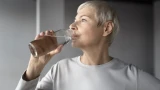Вы пьёте воду неправильно: 7 привычек, которые вредят после 50 лет — врач назвал главные ошибки при утреннем питье воды