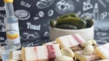 Почему водку закусывают солёным огурцом: истинная причина удивит вас — так делали в СССР