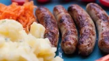 Натуральная оболочка с сарделек снимается идеально: ничего на шкурке не остается — есть небольшая хитрость