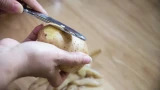 Выбрасываете картофельные очистки? Узнайте, как превратить их в суперудобрение для шикарного урожая
