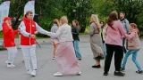 «Муж освоил движения лучше меня»: Мурманчане станцевали кадриль на улице