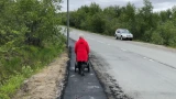 Безопасность прогулки: В Никеле асфальтируют пешеходную дорожку на Спортивной