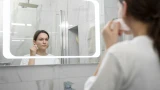 Зеркало в ванной больше не потеет: простой трюк, и оно сверкает, даже если долго пользоваться душем — как этого добиться