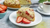 Вкуснее не бывает: пирог с клубникой, который готовится быстрее, чем чай закипит — съедаем ещё быстрее