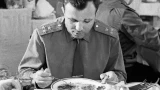 Еда героя: что жена готовила Гагарину каждый день — а вы также угощаете мужа?
