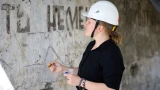 Новая жизнь: В Печенгском округе реставрируют стену сплавцеха надписью времен Великой Отечественной