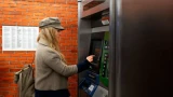 Скоро начнут блокировать банковские карты: кто попадёт под ограничения — как сохранить деньги