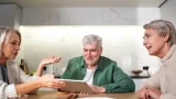 После 60: как «безобидные» привычки после обеда тихо подрывают здоровье — и почему пирожки тут ни при чём»