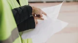 Регулировщик на дороге: как не попасть на штраф из-за забытых правил — он главнее всех светофоров и знаков