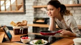 Не выбрасывайте старую сковородку: поможет простой раствор из 2 ингредиентов — как отмыть даже старый нагар