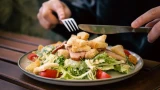 Салат «Цезарь» вкуснее ресторанного: рецепт для праздничного стола — справитесь за 30 минут