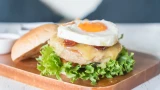 Завтрак за 15 минут: рецепт домашних мини-пицц — настолько вкусно, что соберет всю семью за столом