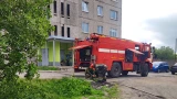 В Мурманске 7 спасателей тушили мусор в недострое