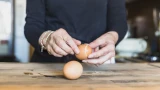Чистим яйца за 3 секунды: секретный трюк с иголкой, который знают только профессионалы — скорлупа отходит сама