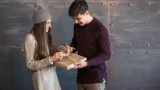 О, нет, это опять носки: как принять любой подарок с улыбкой — отвечает специалист по этикету