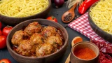 Куриные тефтели для ленивых: 1 секретный ингредиент изменит вкус до неузнаваемости — рецепт на 30 минут, зато вкусно, как в ресторане