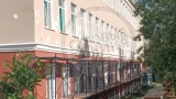Нужно перекрасить: пользователи соцсетей жалуются на облезлый цвет школы в Хибинах