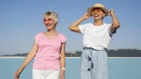 Самые стильные футболки на лето 2025 года — 5 лучших моделей для женщин за 50: будете выглядеть красиво и свежо, а не как старая дева