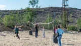 В Заполярном добровольцы превратили местный пляж в «курорт»