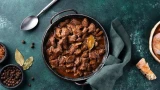 Гуляш по-советски — ностальгия в соусе: как приготовить мясо, от которого захочется облизать тарелку