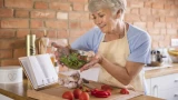 Холодные ноги и отеки — больше не проблема: 5 продуктов, которые вернули моим ногам легкость