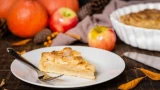 Классическая шарлотка с яблоками: справится даже ребёнок — особых навыков не нужно