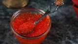 Есть ли смысл ставить на стол дорогую рыбью икру: можно ли обойтись дешевой — что говорят специалисты