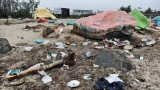 «Пусть школьники убирают»: пруд в Заполярном превратился в свалку