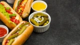 Маринованные огурчики как на заправках: кладут в хот-доги — потрясающий домашний рецепт