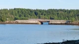 «Скоро машины падать начнут»: мост через Умбу начал разрушаться