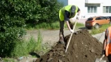 Размытое ливнем дорожное полотно в Никеле засыпали землей
