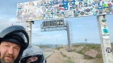 Автодор: туристы в Мурманской области заклеивают дорожный знак к Териберке