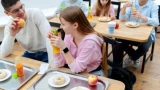 Питание в школах: категорически запрещены 5 видов продуктов — залог здоровья детей