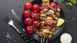 Маринад для шашлыка делаю на кефире: мясо получается нежным и мягким — сочность такая, что куски тают во рту