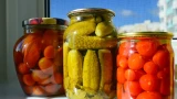 Рассчитываю точно количество соли для рассола: огурцы всегда хрустящие, упругие — крышки не вздуваются и жидкость не мутнеет