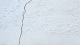 «Крыша течёт после каждого дождя, штукатурка отваливается» - жители села Варзуга жалуются на закрытие дома культуры